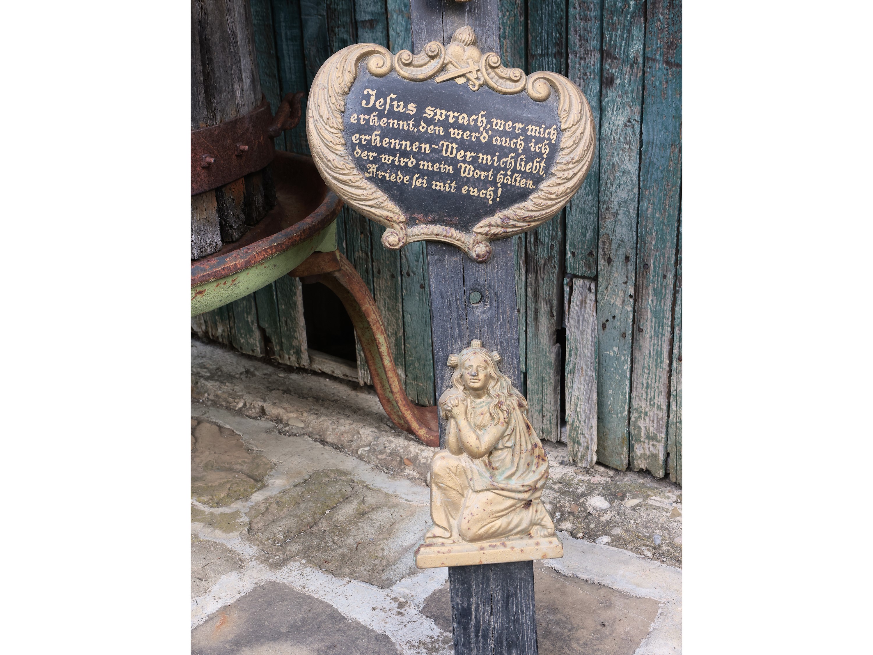 Crocifisso in legno ebanizzato e dorato