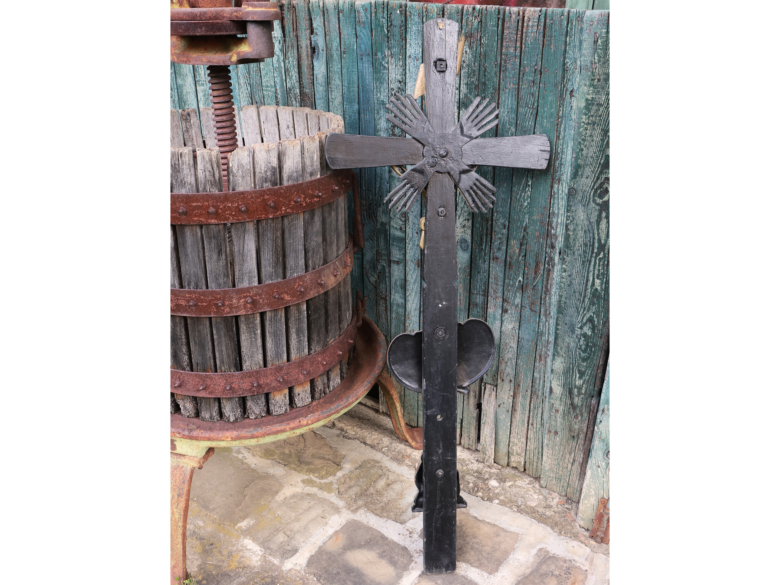 Crocifisso in legno ebanizzato e dorato