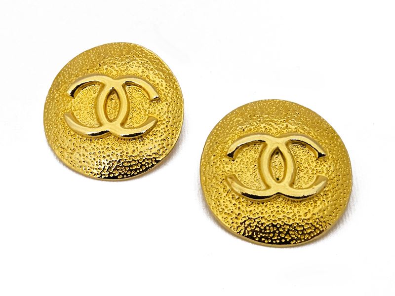 Chanel, Orecchini a Bottone con Logo CC
