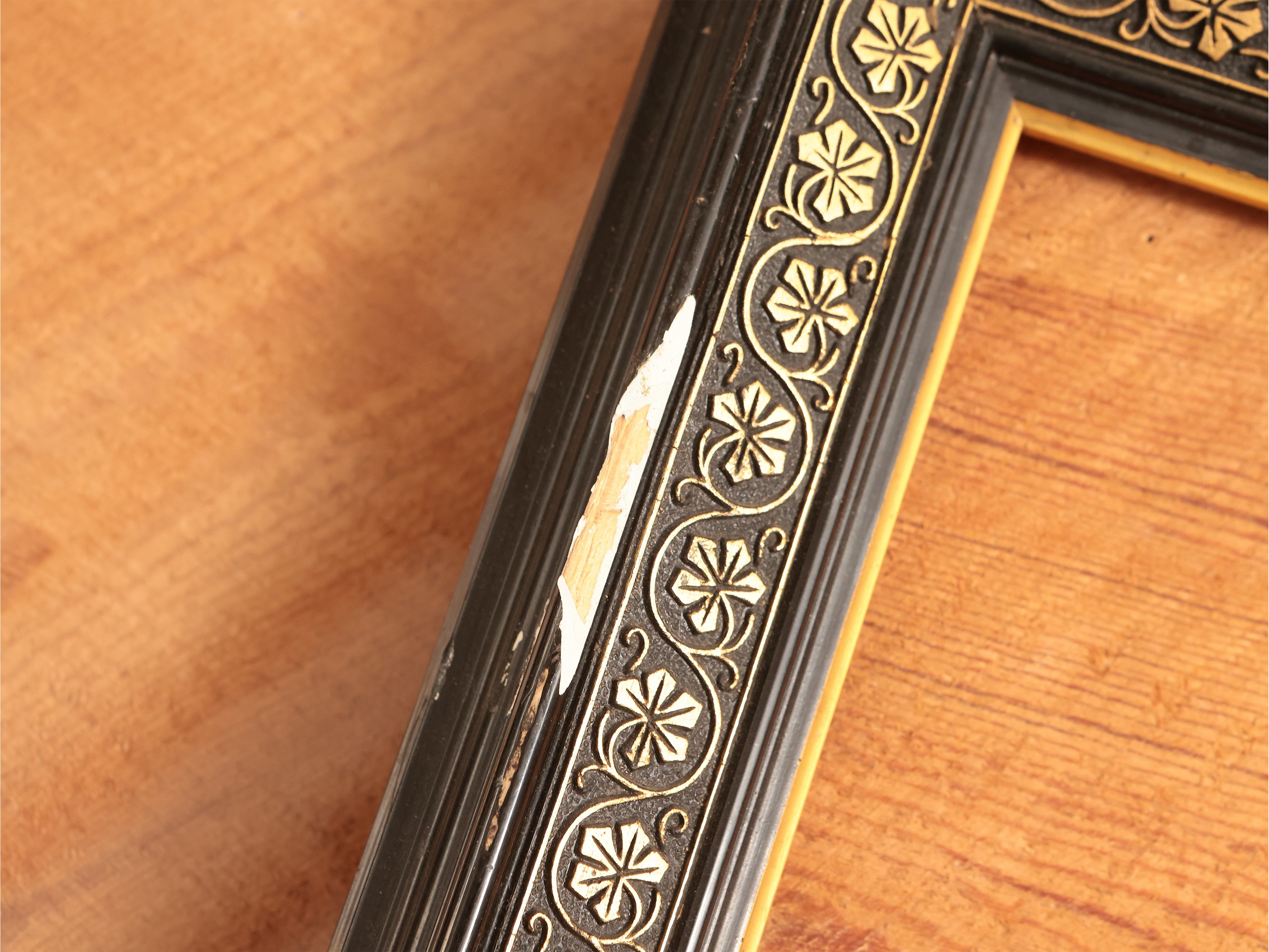 Due Cornici Ebanizzate in Legno e Pastiglia