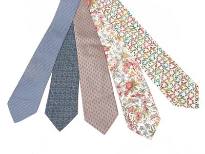 Cinque Cravatte in Seta, Hermès, Liberty, Pierre Cardin e Ferragamo