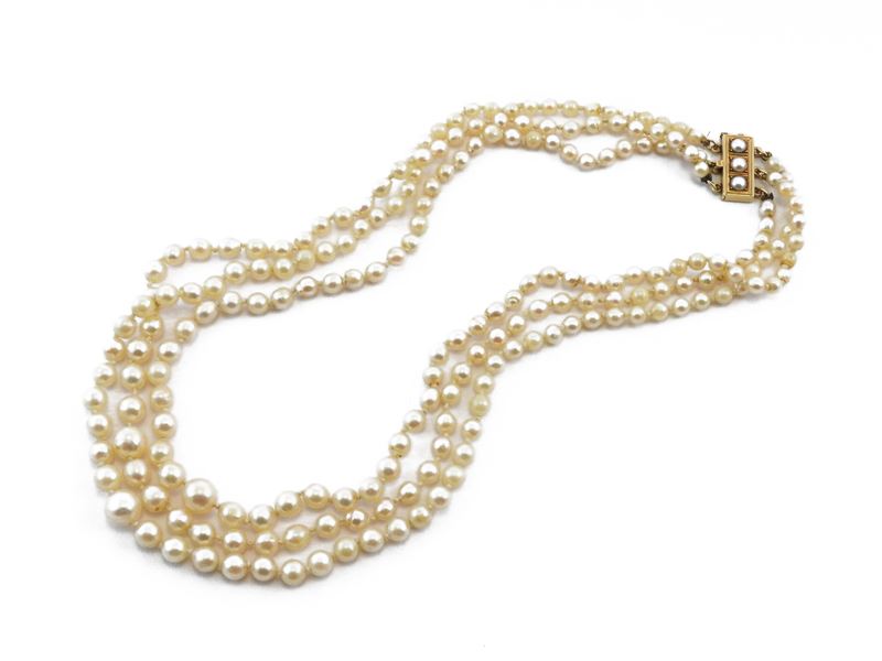 Collana Tre Fili di Perle Barocche a Scalare con Fermezza in Oro Giallo