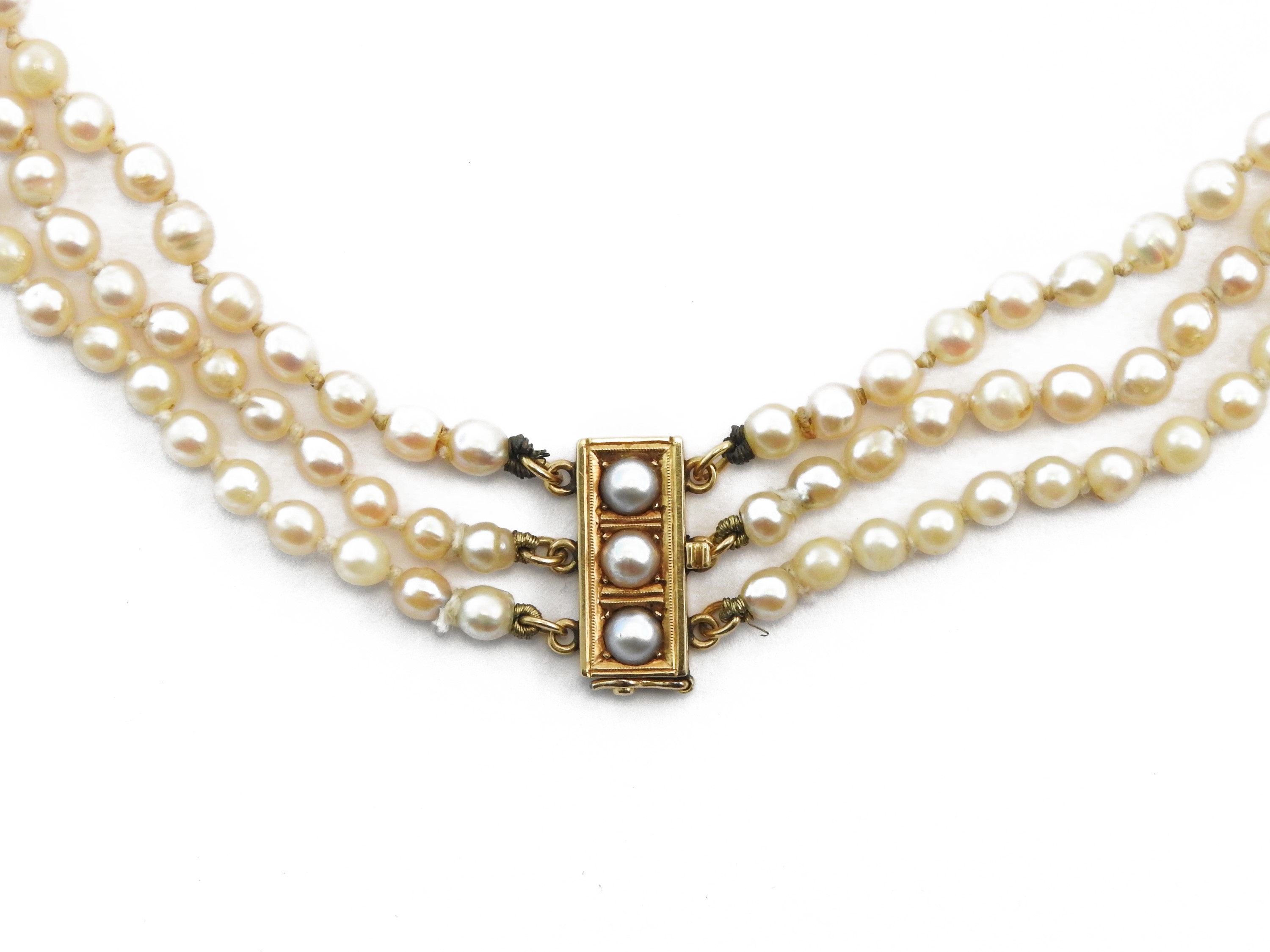 Collana Tre Fili di Perle Barocche a Scalare con Fermezza in Oro Giallo