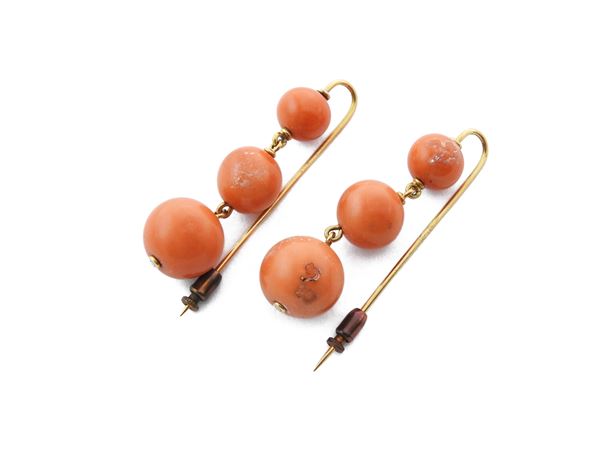 Coppia di spilloni in oro giallo con coralli rosa arancio
