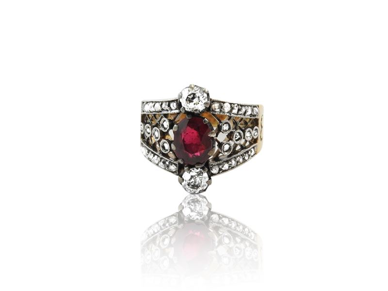 Anello in Oro Giallo e Argento con Diamanti e Rubino Sintetico
