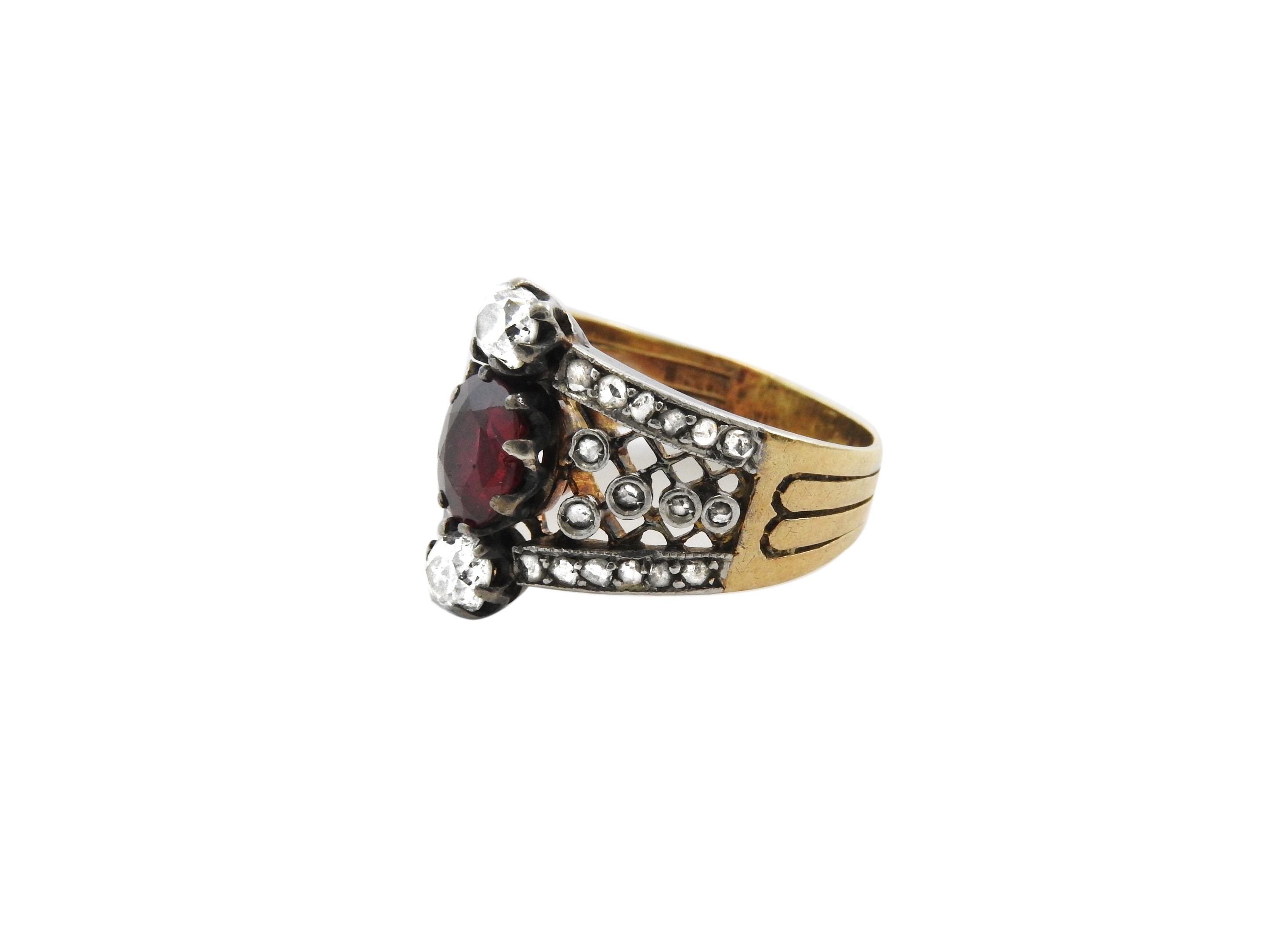 Anello in Oro Giallo e Argento con Diamanti e Rubino Sintetico