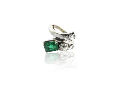 Anello in Oro Bianco con Diamanti e Smeraldo