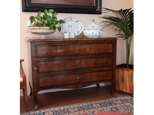 Walnut veneered chest of drawers