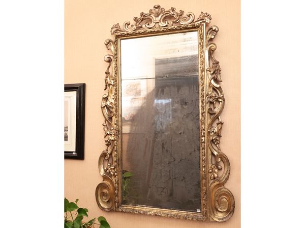Specchiera con cornice in legno intagliato e dorato