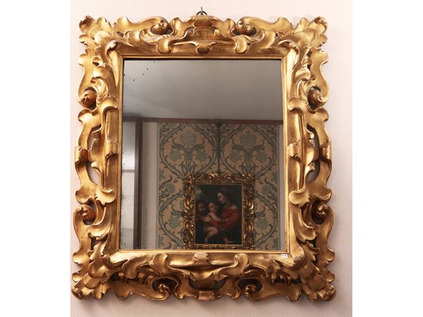 Specchiera con cornice in legno intagliato e dorato
