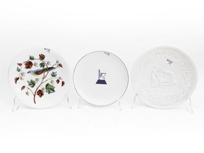 Tre Piatti Decorativi in Porcellana e Ceramica