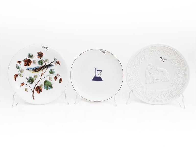 Tre Piatti Decorativi in Porcellana e Ceramica