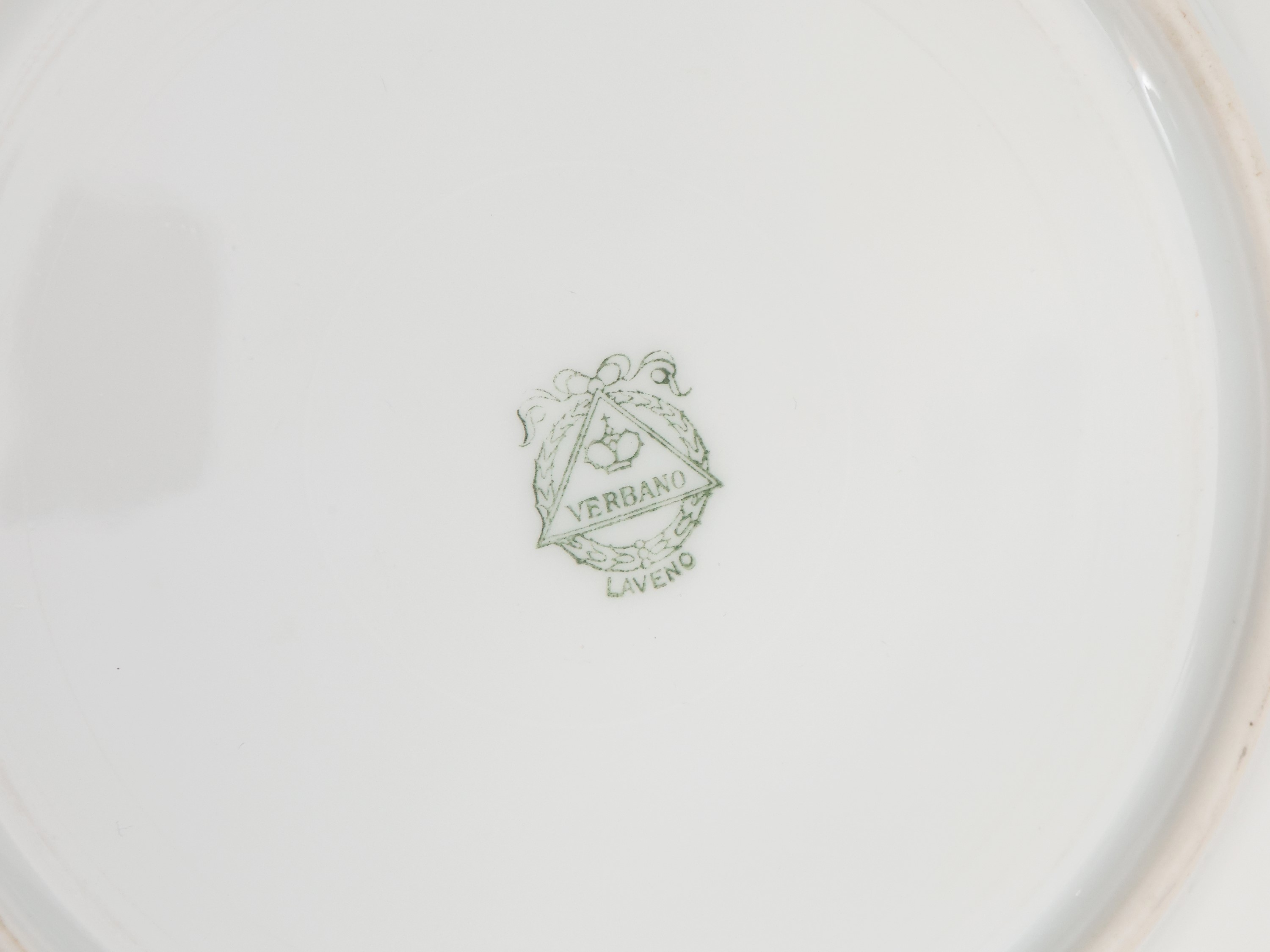 Tre Piatti Decorativi in Porcellana e Ceramica