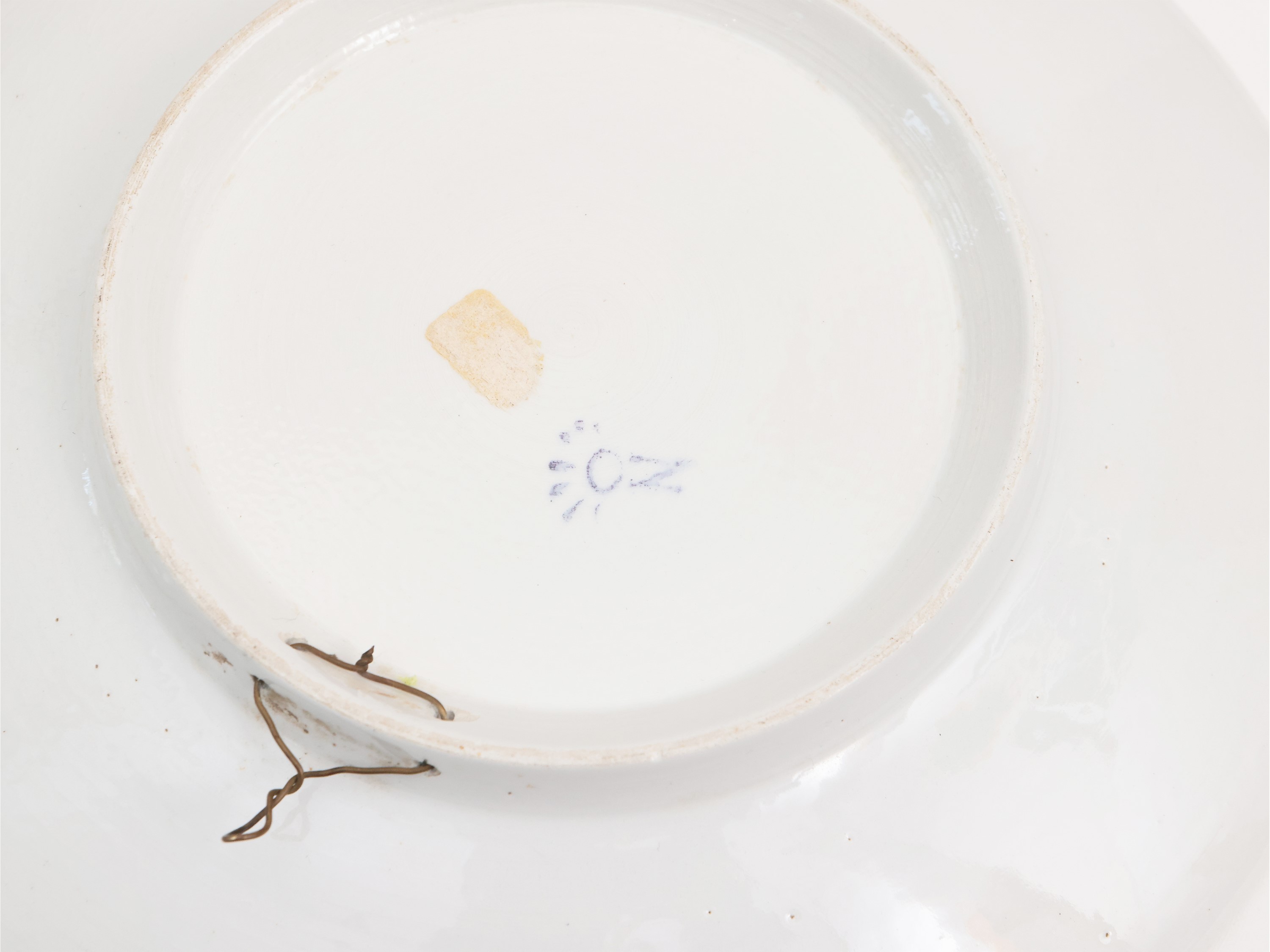 Tre Piatti Decorativi in Porcellana e Ceramica