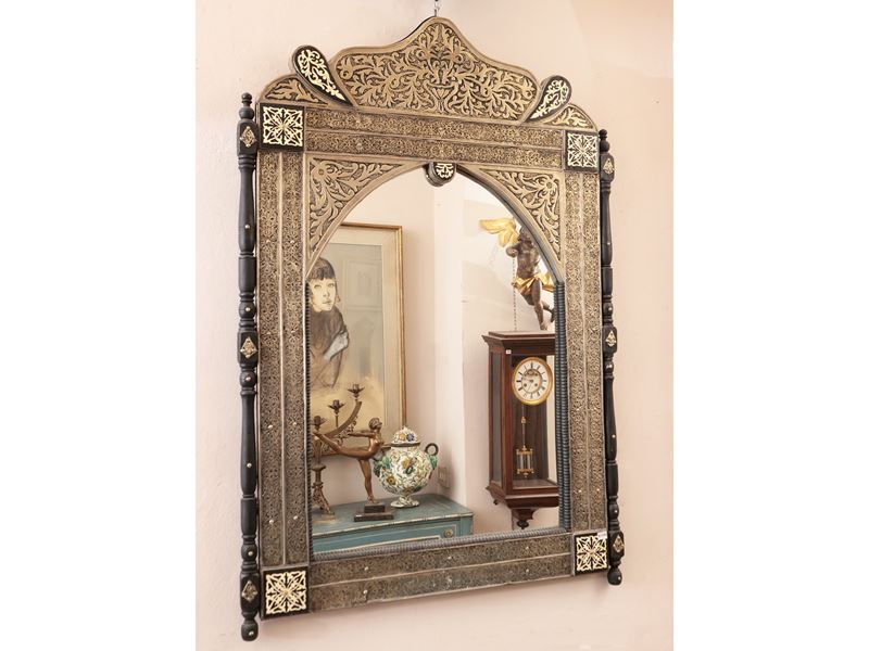 Specchiera di Gusto Orientale con Cornice in Legno Ebanizzato