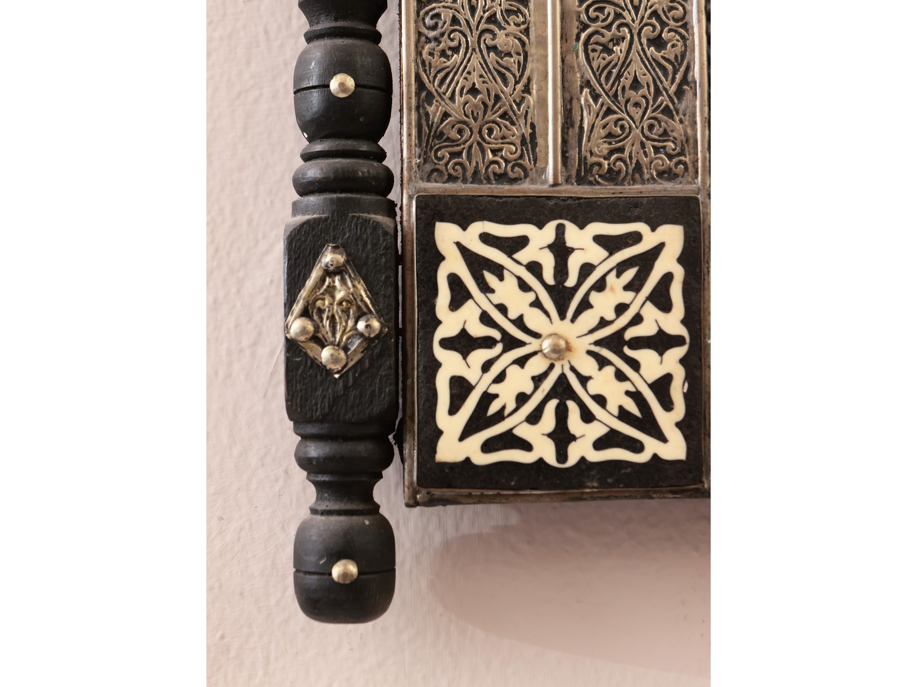 Specchiera di Gusto Orientale con Cornice in Legno Ebanizzato
