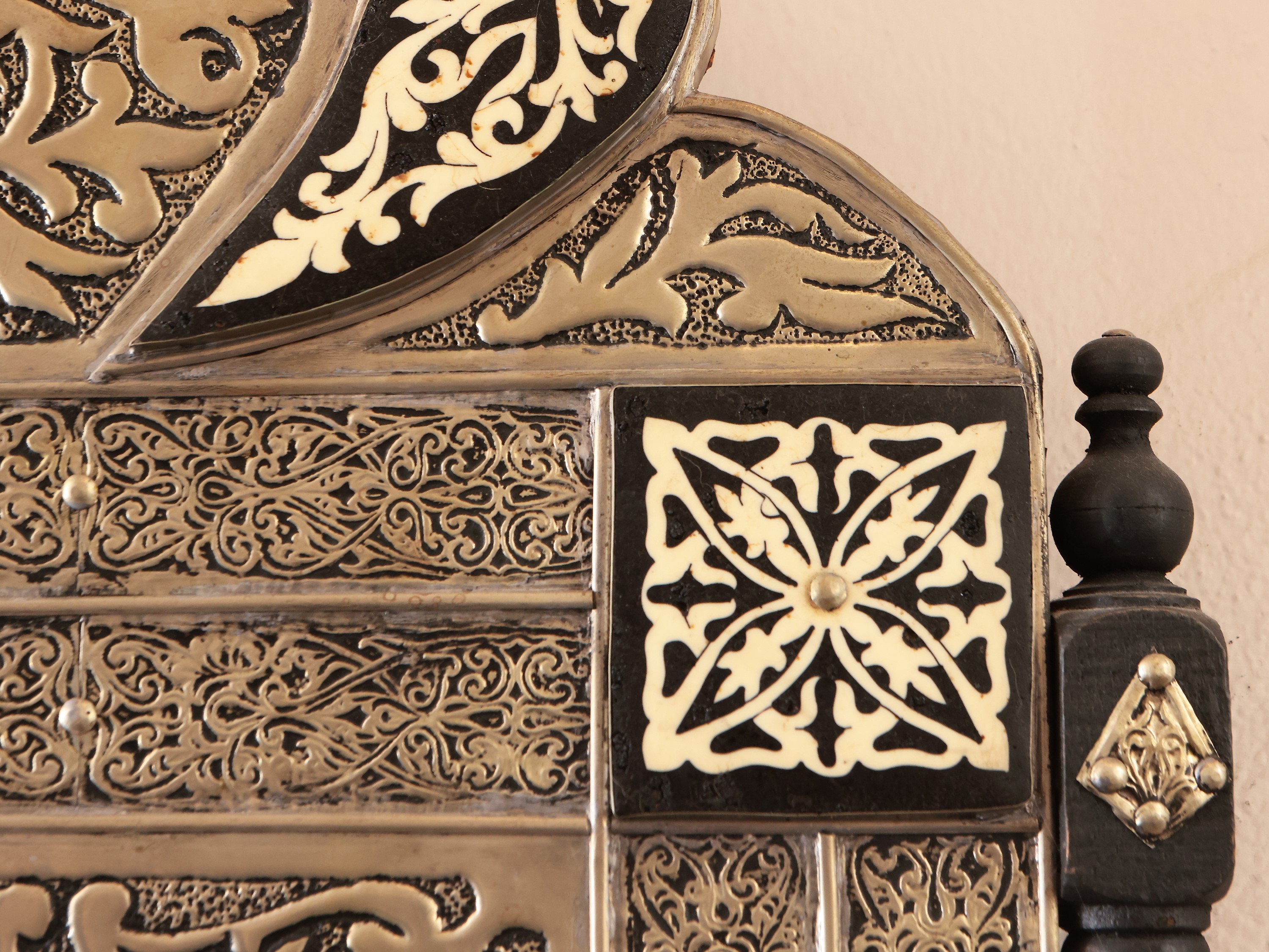 Specchiera di Gusto Orientale con Cornice in Legno Ebanizzato