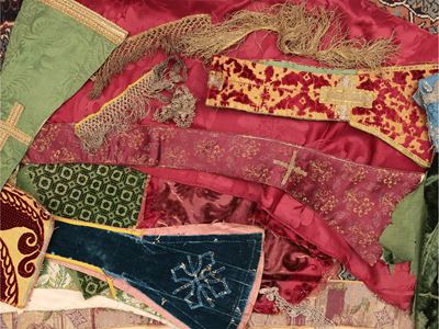 Assortimento di Frammenti e Scampoli di Tessuti Antichi