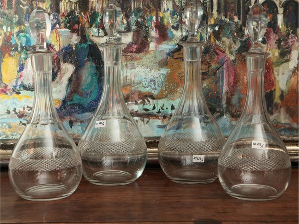 Serie di quattro bottiglie da vino in cristallo molato