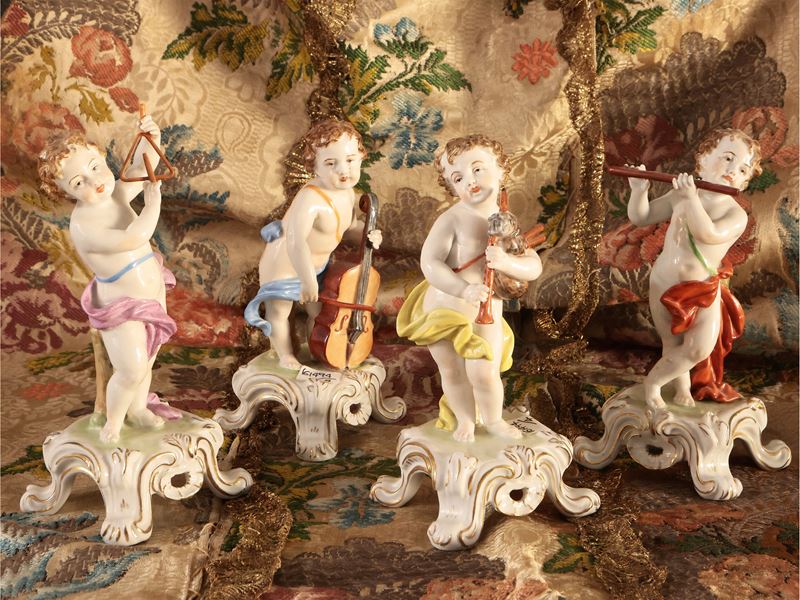 Quattro Figure in Porcellana Policroma