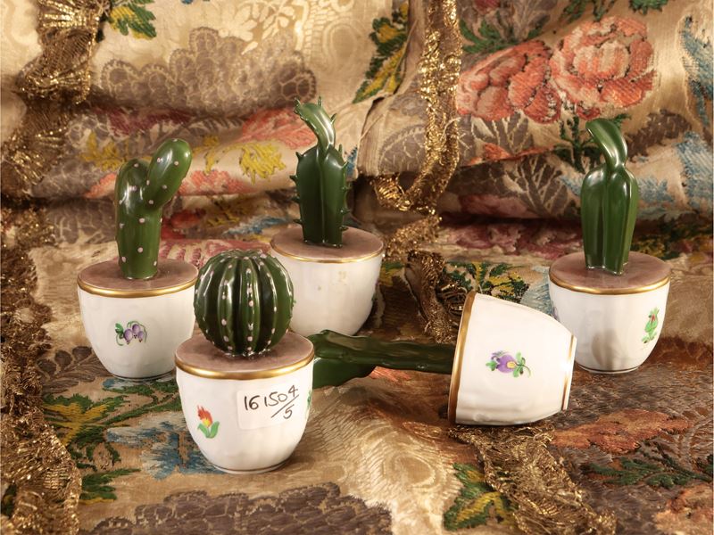 Serie di Cinque Piccole Figure in Porcellana, Herend
