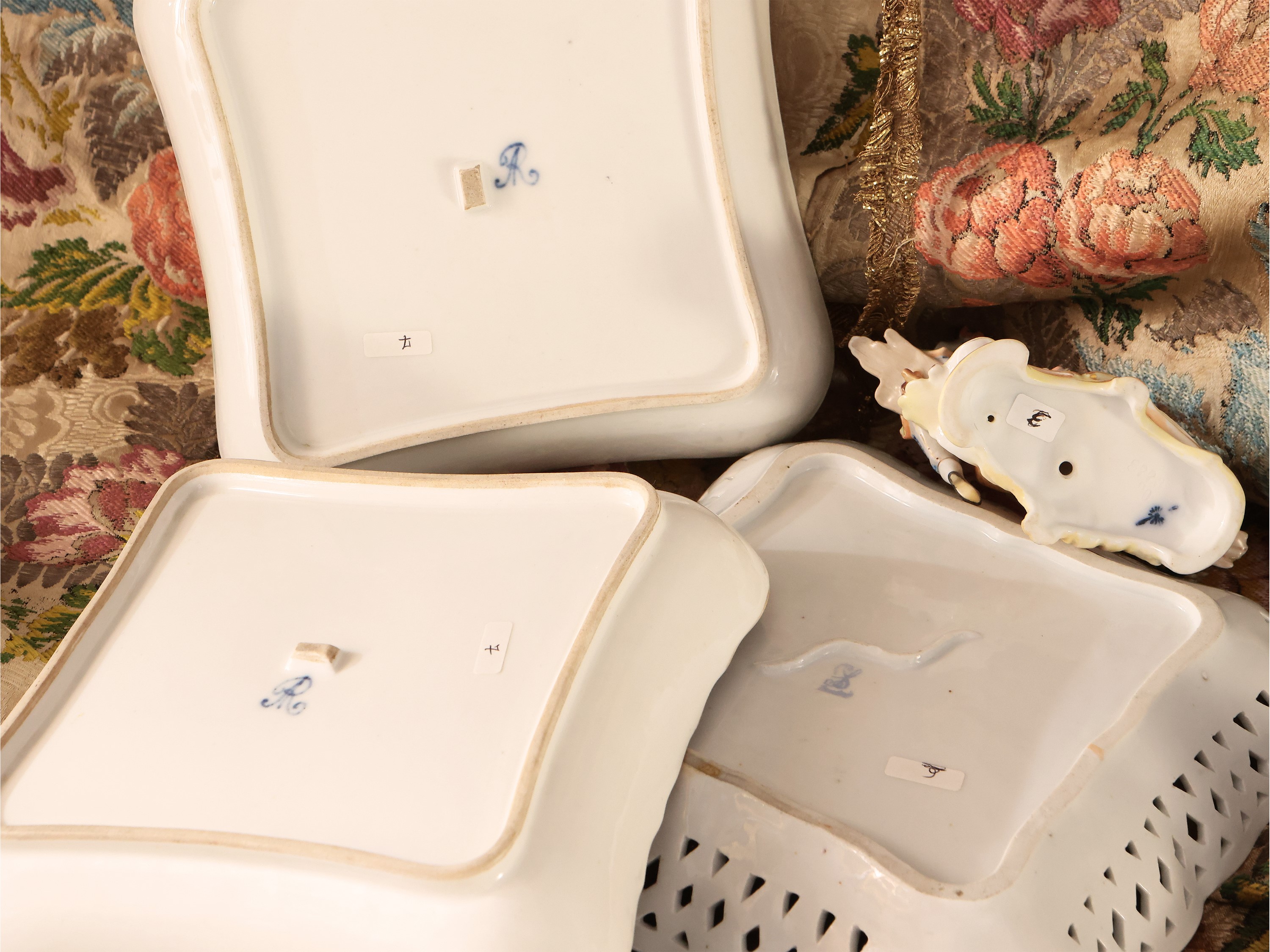 Assortimento di Accessori in Porcellana