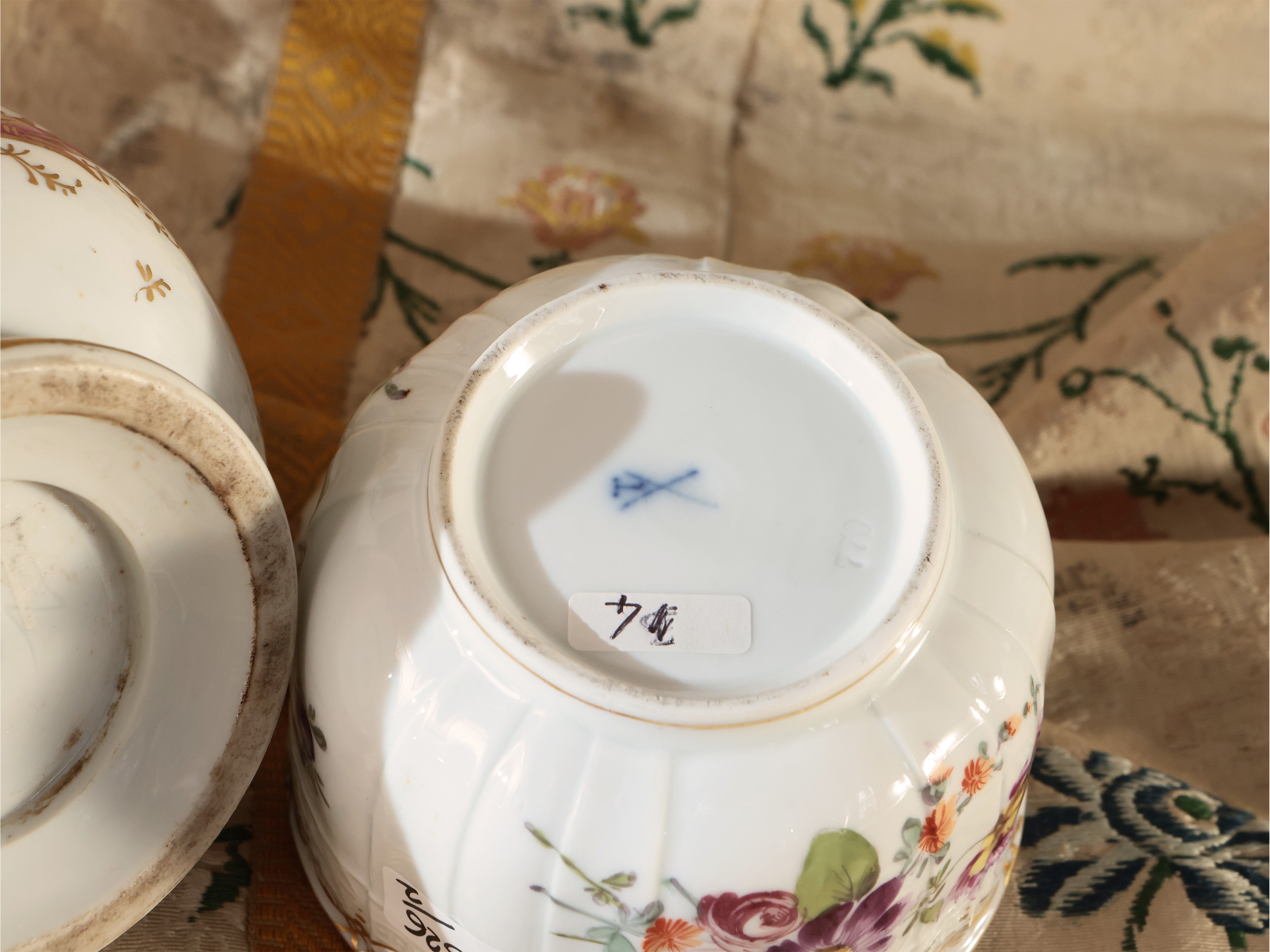 Due Accessori per Servire il Caffè in Porcellana