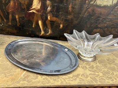 Due accessori: vassoio ovale in metallo argentato e fruttiera centrotavola con cristallo e argent...