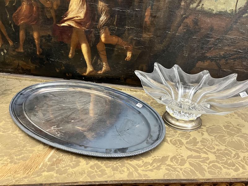 Due accessori: vassoio ovale in metallo argentato e fruttiera centrotavola con cristallo e argent...