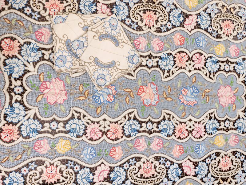 Bella Tovaglia in Lino Color Ecrù Ricamata in Policromia