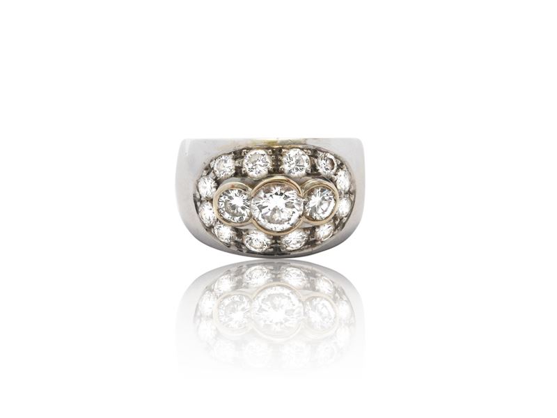 Anello Fascia Bombata in Oro Bianco e Diamanti