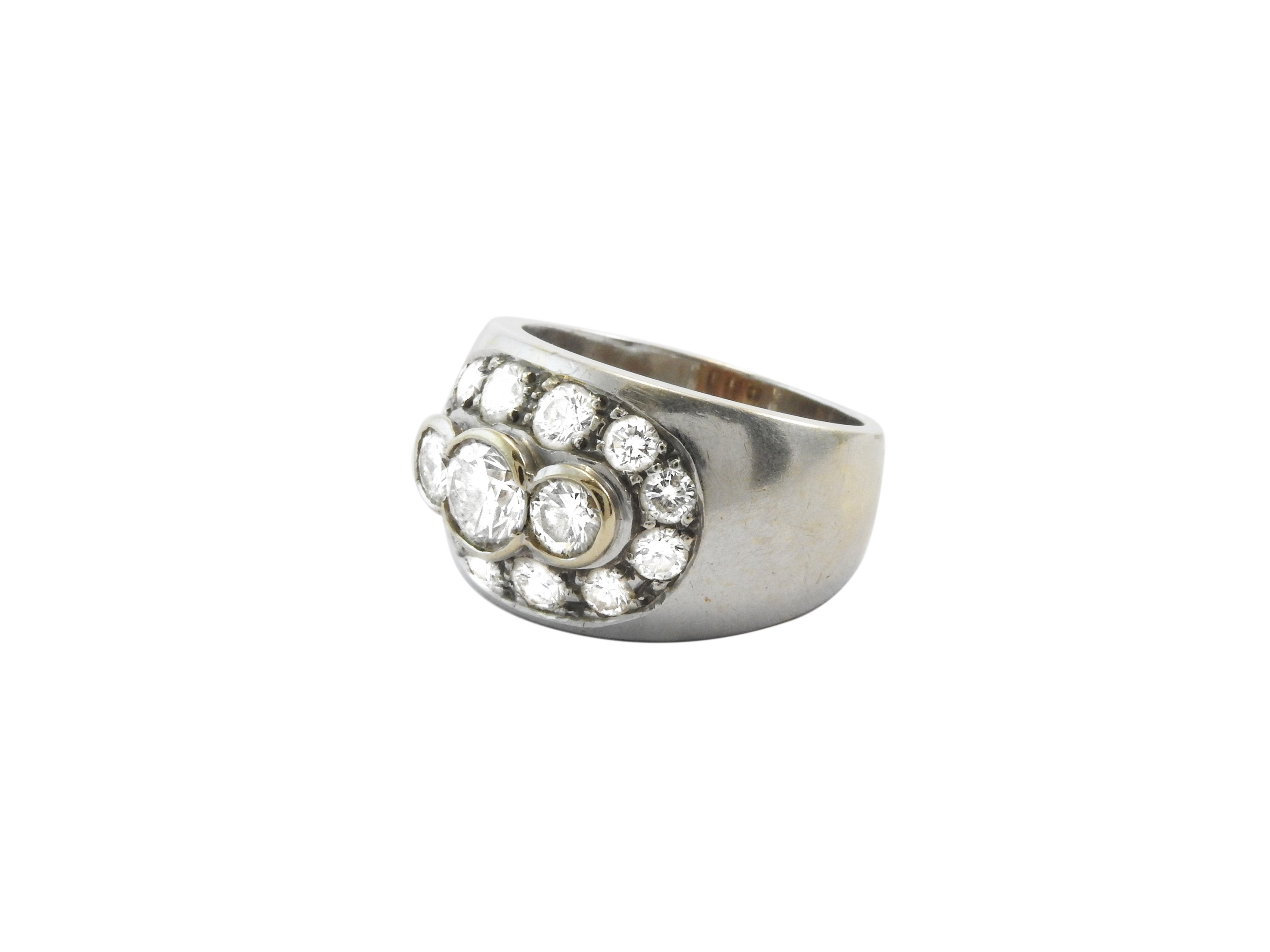 Anello Fascia Bombata in Oro Bianco e Diamanti