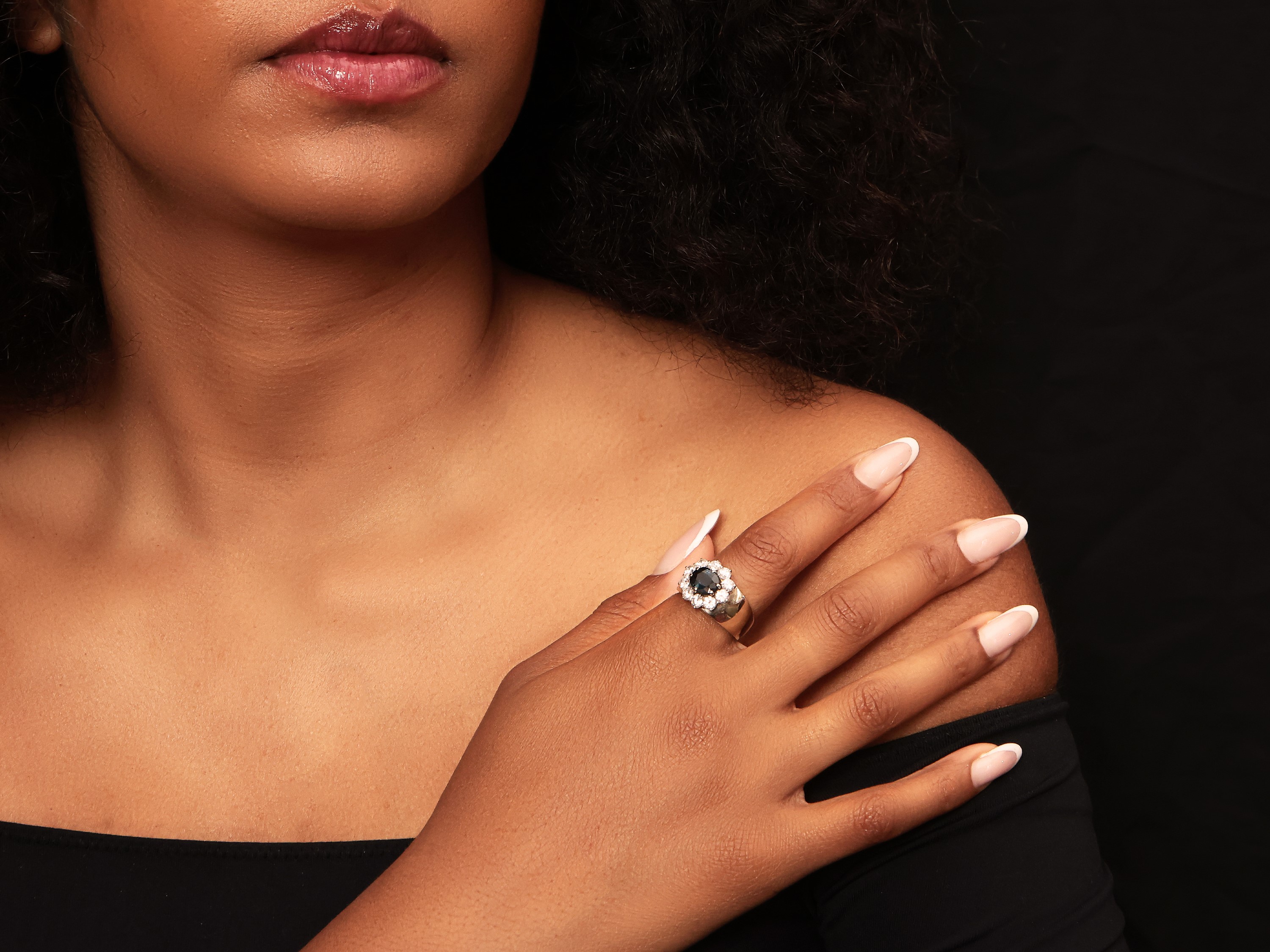 Anello Fascia in Oro Bianco con Diamanti e Zaffiro