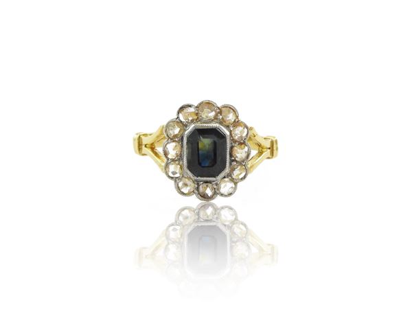 Anello in oro giallo e platino con diamanti e zaffiro
