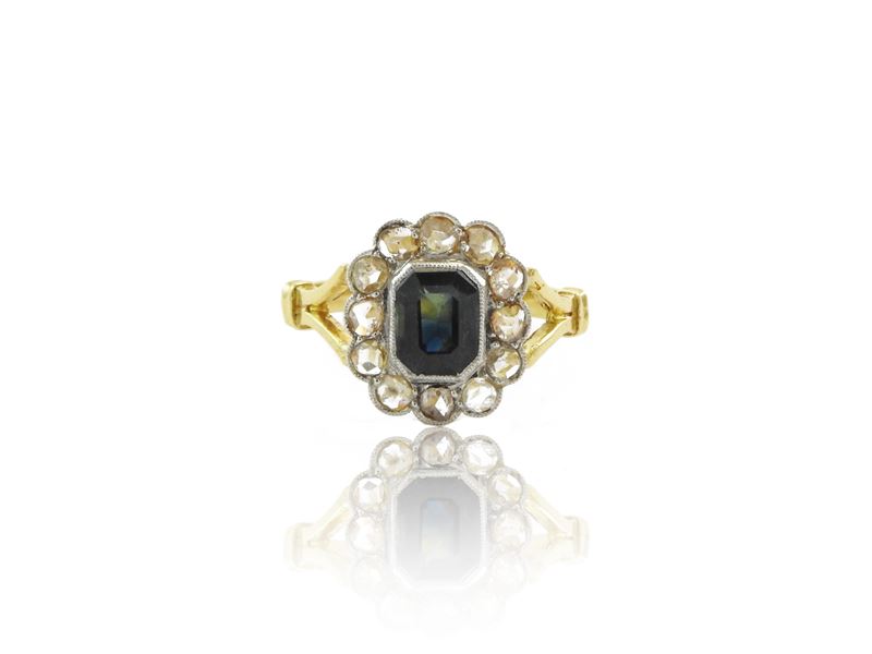 Anello in Oro Giallo e Platino con Diamanti e Zaffiro