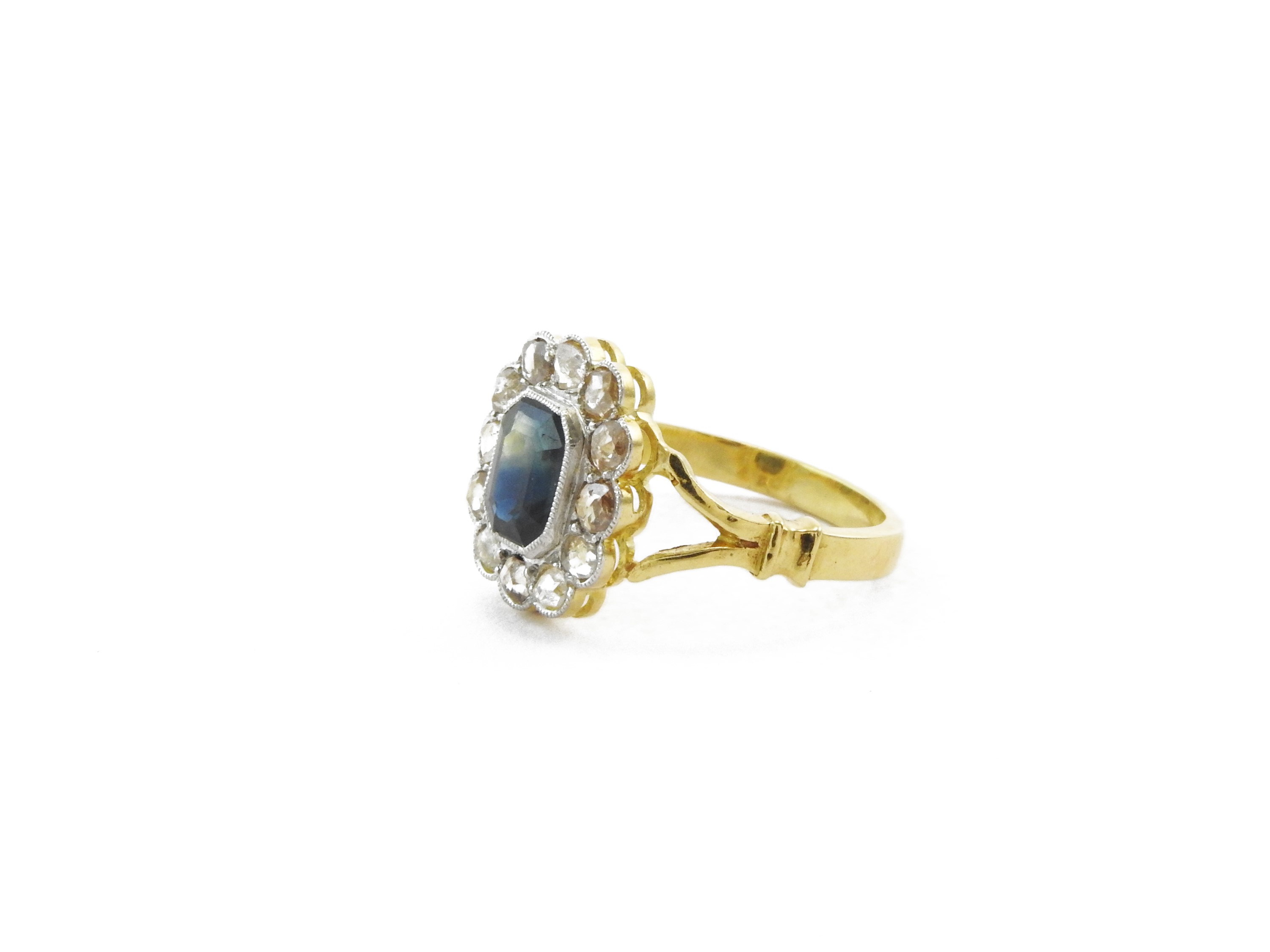 Anello in Oro Giallo e Platino con Diamanti e Zaffiro