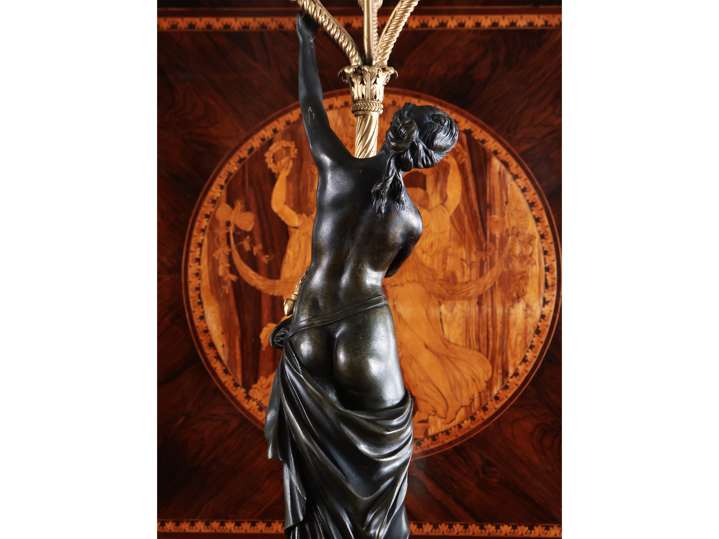 Coppia di Importanti Candelabri in Bronzo Patinato e Dorato