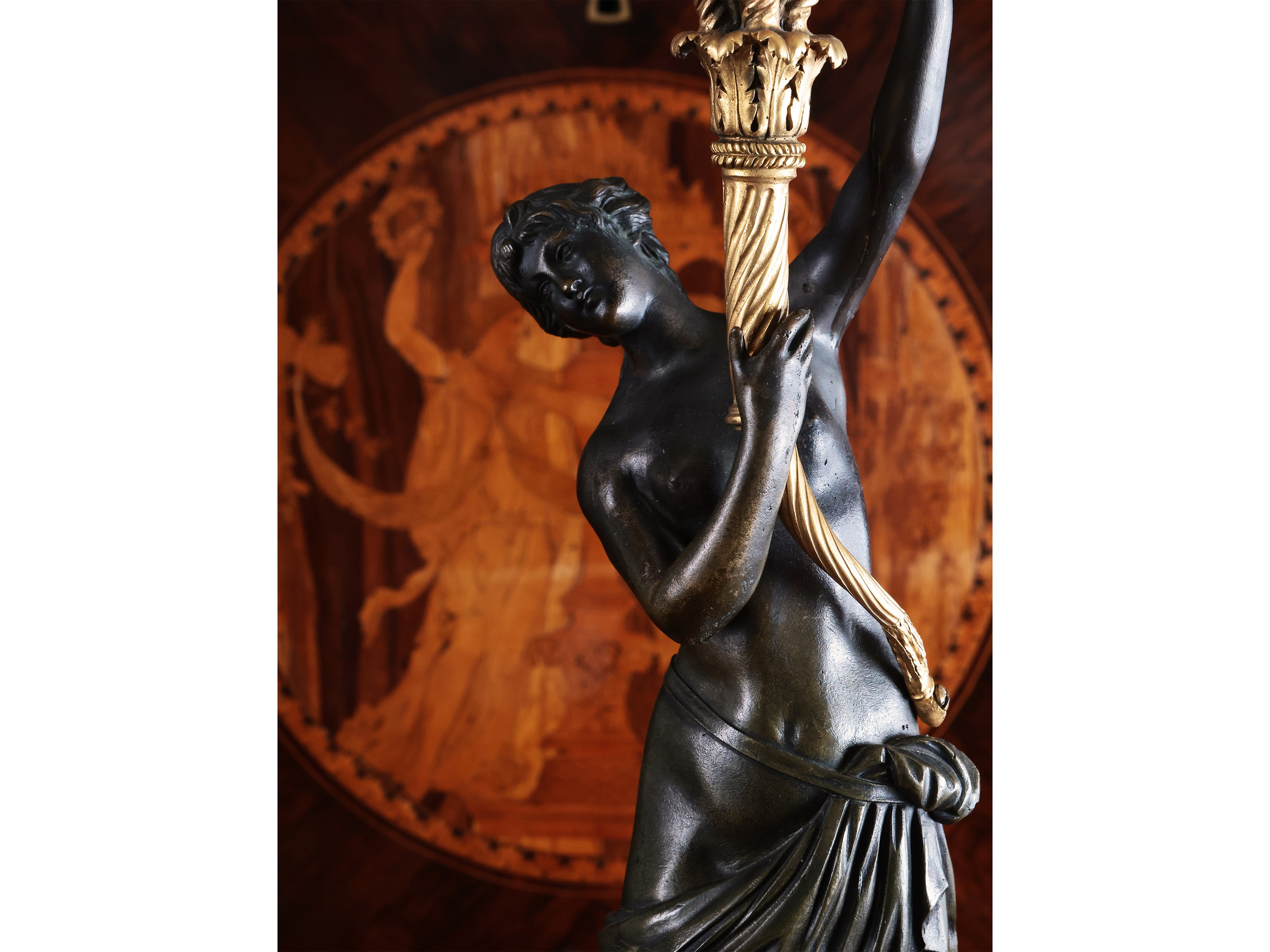 Coppia di Importanti Candelabri in Bronzo Patinato e Dorato
