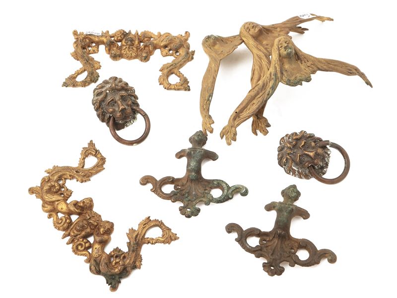 Assortimento di Nove Maniglie in Bronzo
