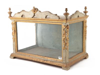 Teca in Legno Intagliato, Laccato e Lumeggiato in Oro