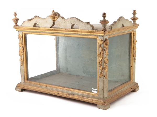 Teca in legno intagliato, laccato e lumeggiato in oro