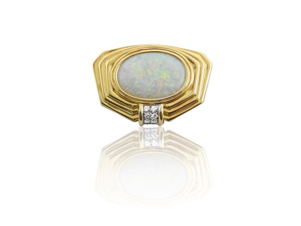 Spilla in oro giallo con diamanti ed opale nobile bianco