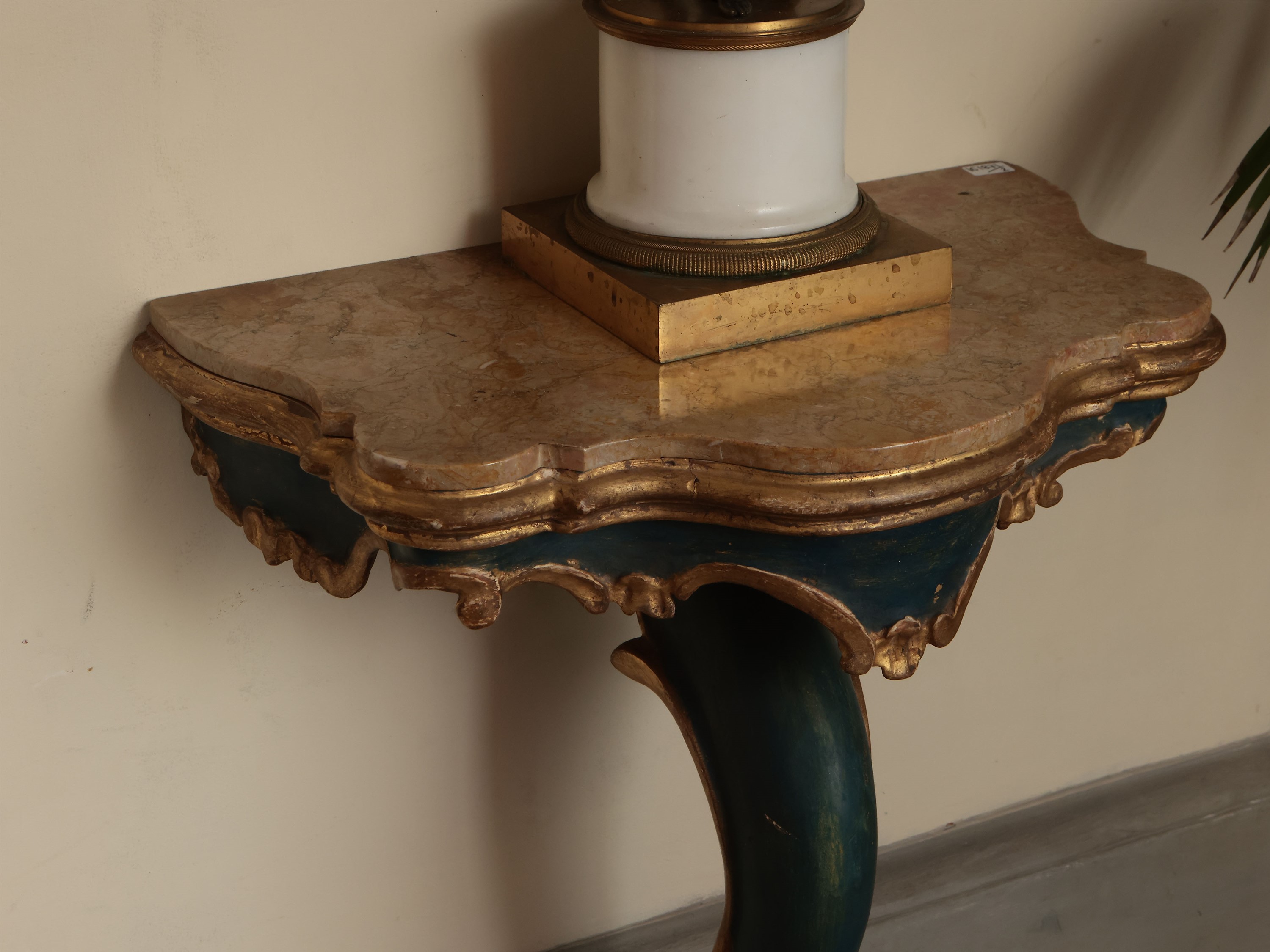 Coppia di Gueridon in Legno Laccato e Dorato