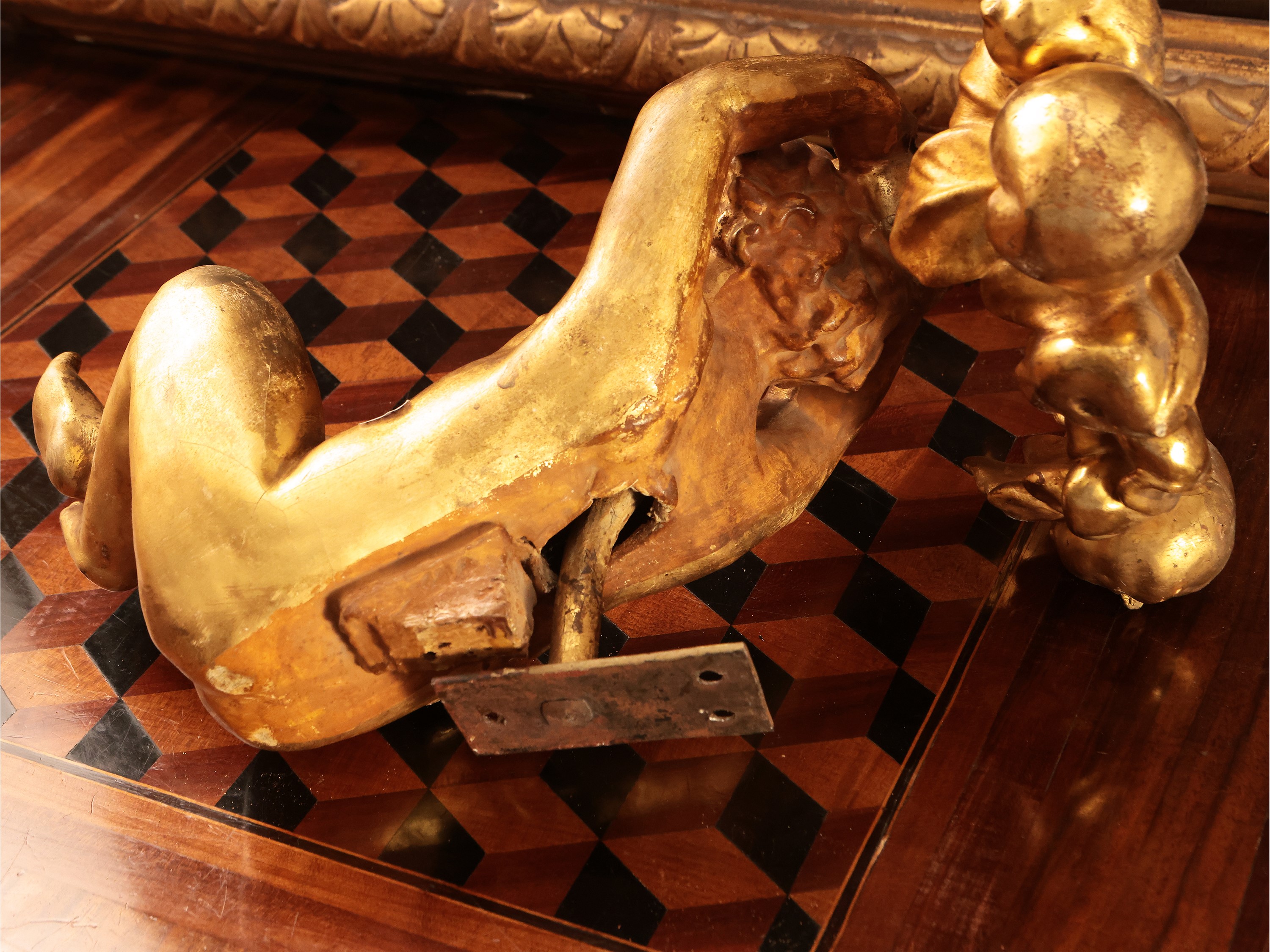 Coppia di Mensole in Cartapesta Dorata