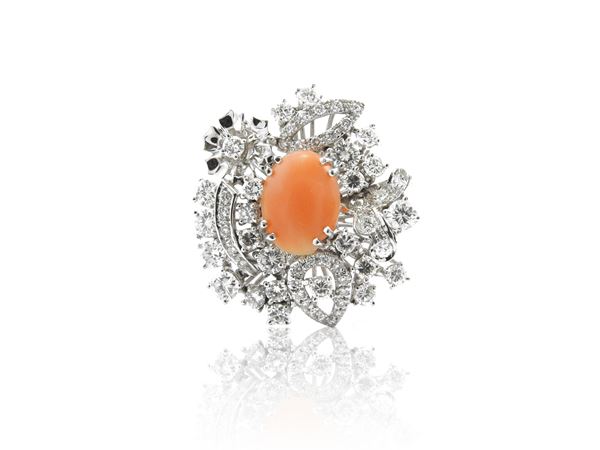 Anello in oro bianco con diamanti e corallo rosa arancio