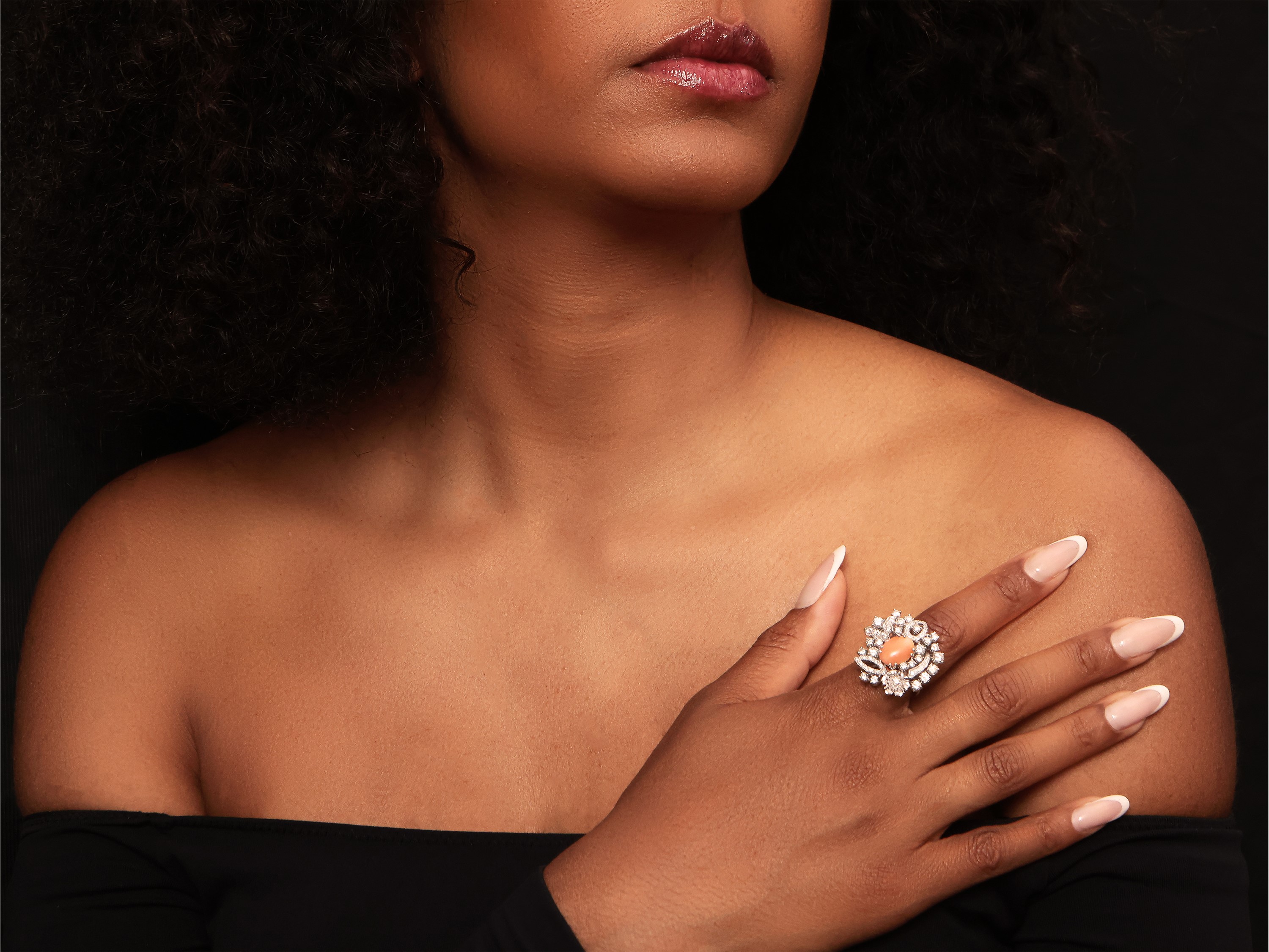 Anello in Oro Bianco con Diamanti e Corallo Rosa Arancio