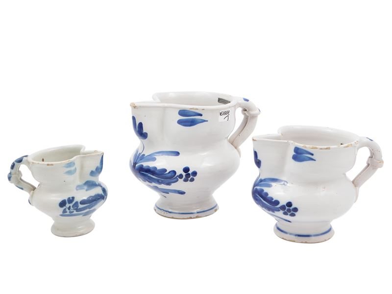 Serie di Tre Brocche in Maiolica