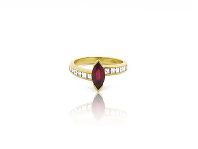 Anello in Oro Giallo con Rubino e Diamanti