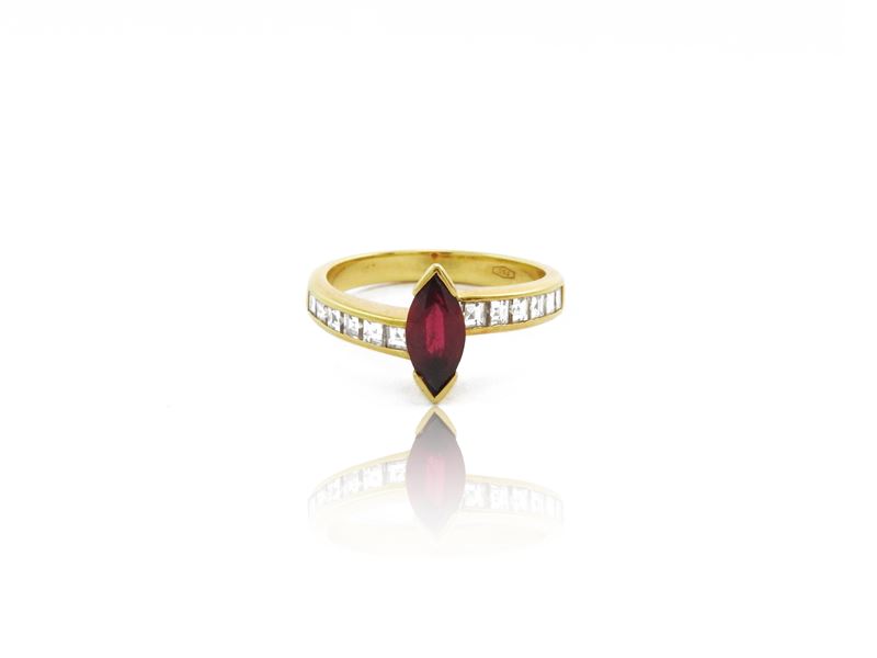 Anello in Oro Giallo con Rubino e Diamanti