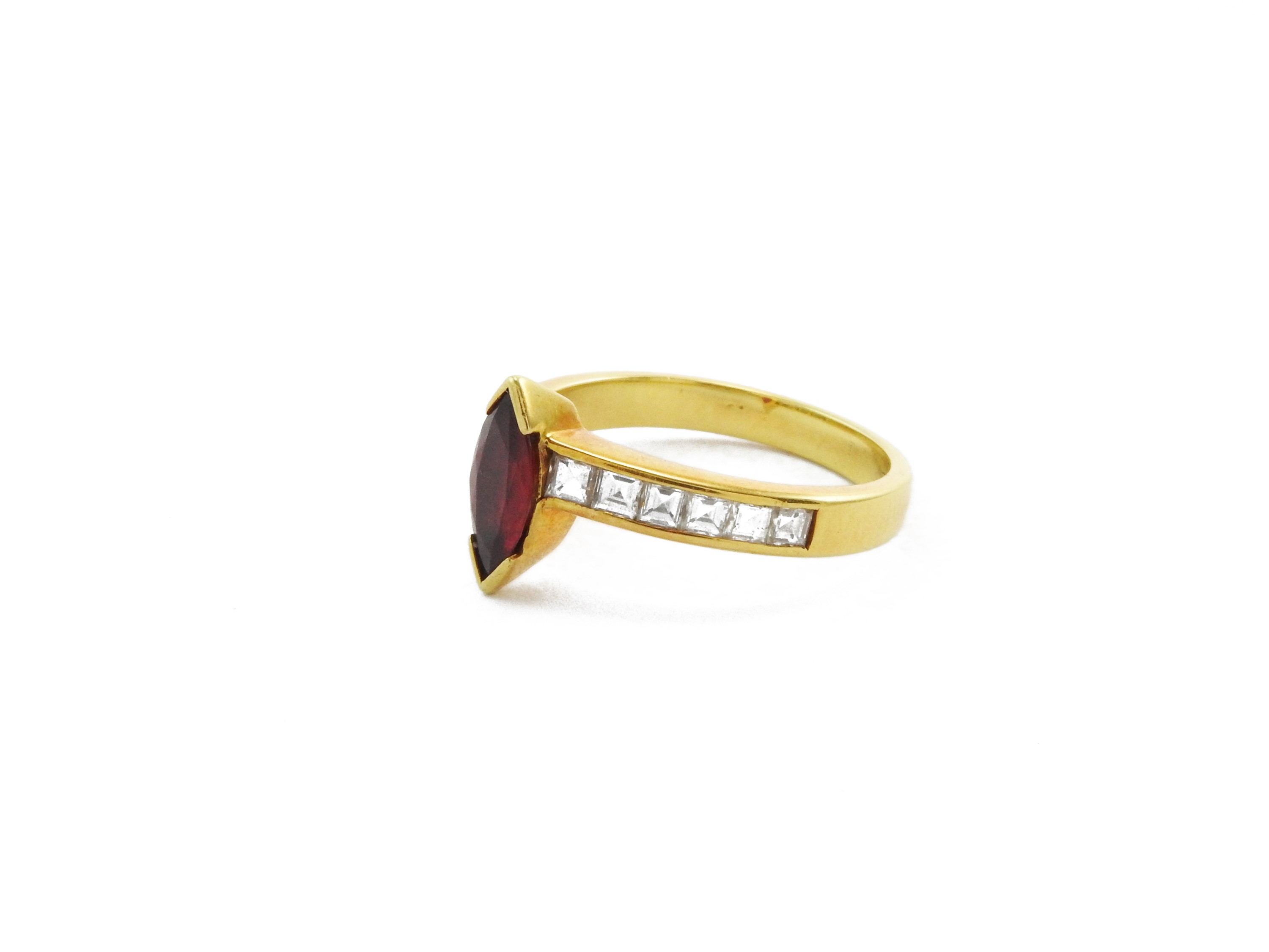 Anello in Oro Giallo con Rubino e Diamanti
